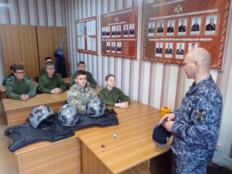 Накануне в Бугуруслане сотрудники Росгвардии провели экскурсию по подразделению для поисково-патриотического отряда «Рубеж»