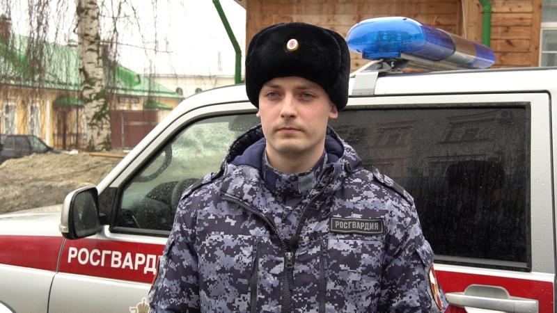 В Кирове росгвардеец спас провалившегося под лед пруда мужчину