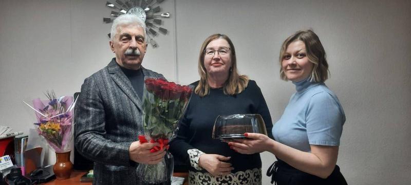 Геннадий Коконин и Дарья Дубовицкая вручили подарки жене мобилизованного из Реутова