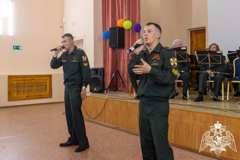 В Саратовской области военнослужащие и сотрудники Росгвардии провели концерт для беженцев из Донецкой и Луганской Народных Республик