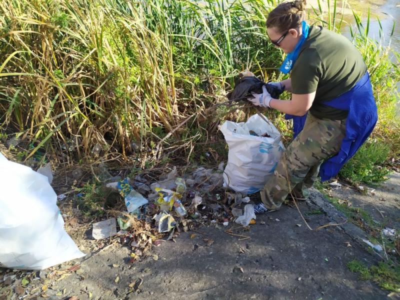 Более ста добровольцев акции «Вода России» очистили от мусора берега пруда «Луганское море»