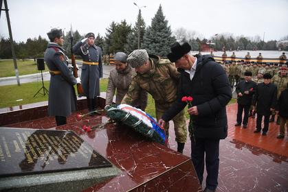 В Чеченской Республике росгвардейцы отдали дань уважения подвигам Героев Отечества