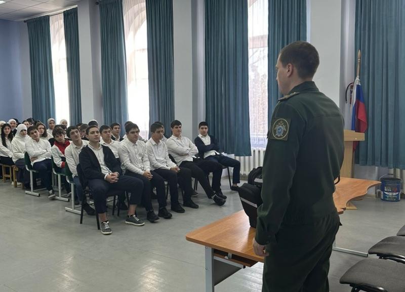 Офицеры военных следственных органов Следственного комитета Российской Федерации занимаются профориентацией молодежи