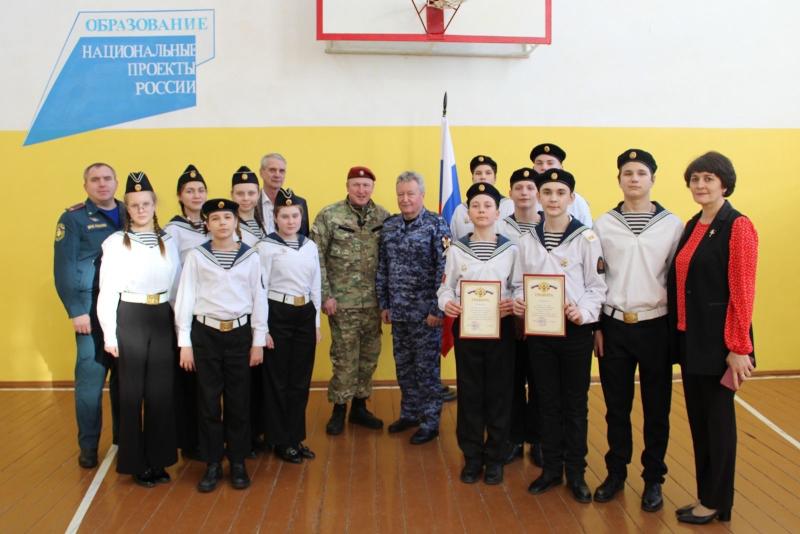 В Мордовии росгвардеец оценил навыки школьников в смотре-конкурсе военно-патриотической песни и строя