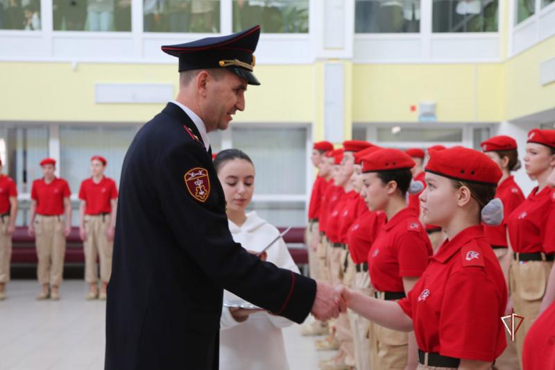 Офицер Росгвардии принял участие в торжественной церемонии посвящения в юнармейцы на Ямале