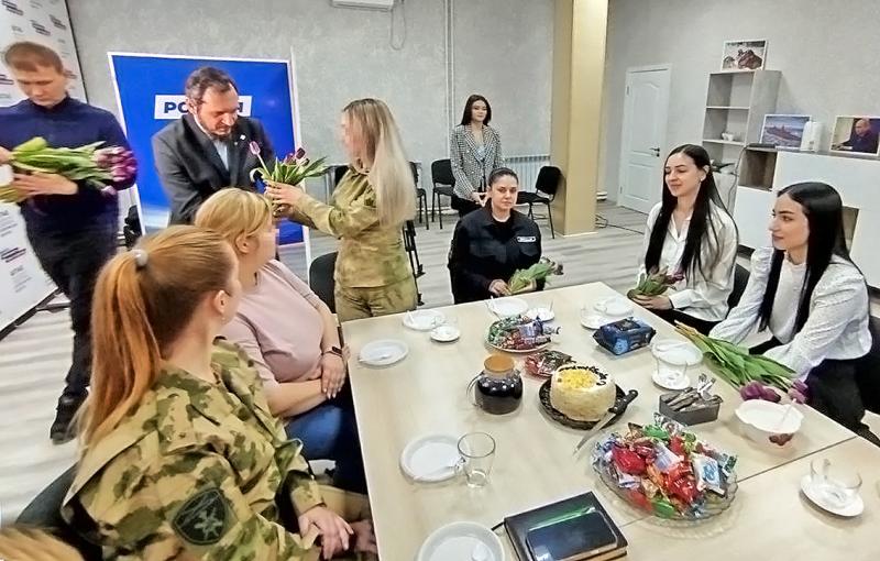В Запорожской области женщины Росгвардии принимали поздравления в честь праздника весны и красоты