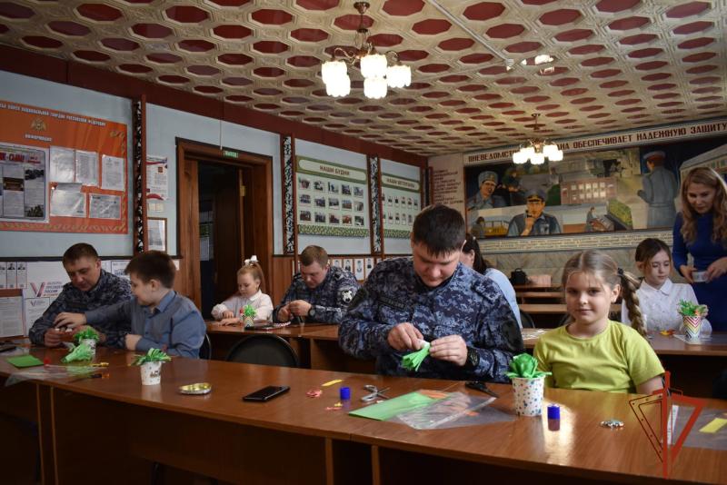 В Новосибирской области сотрудники и военнослужащие Росгвардии поздравили женщин с наступающим праздником 8 марта