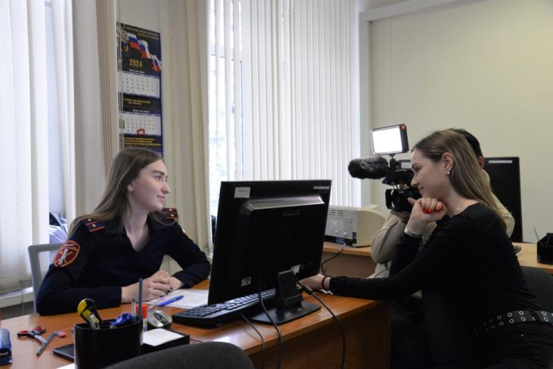 В Екатеринбурге сотрудницы Росгвардии рассказали журналистам о своей профессии