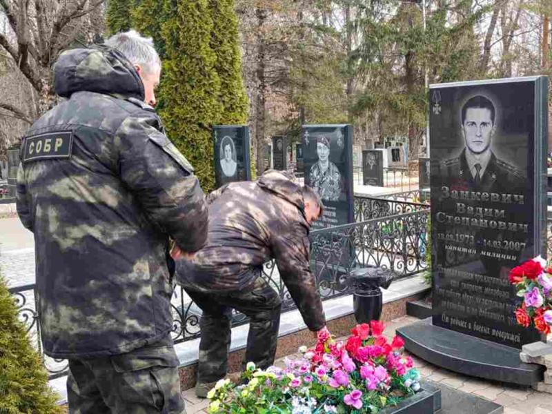 Сотрудники ставропольского СОБР почтили память погибшего сослуживца