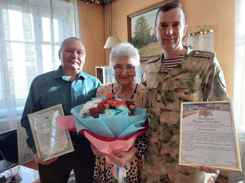 Военнослужащие из Ангарска поздравили ветерана ведомства с предстоящим праздником Днем Росгвардии