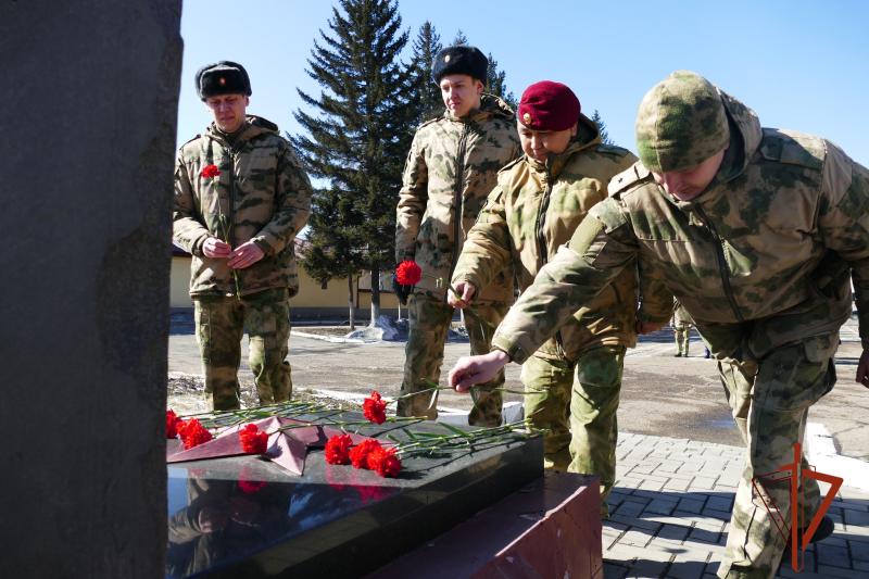 В День образования войск национальной гвардии в Иркутске офицеры ведомства почтили память погибших коллег