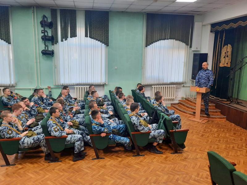Офицер Росгвардии провел урок пожарной безопасности для кемеровских кадетов