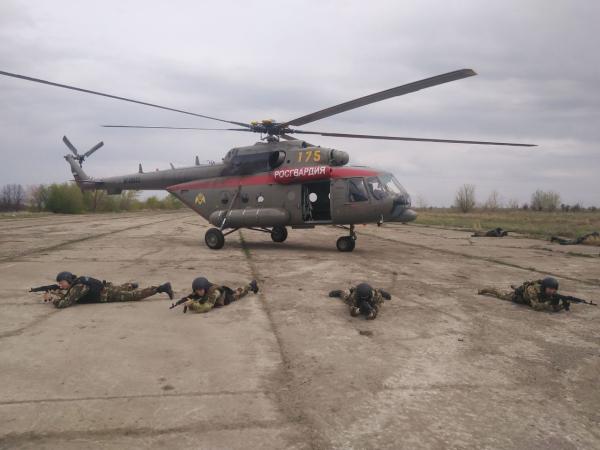 В Мордовии спецназ Росгвардии отработал занятие по беспарашютному десантированию из вертолета
