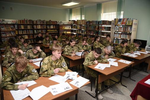 В Грозном военнослужащие и кадеты Росгвардии приняли участие в акции «Диктант Победы»