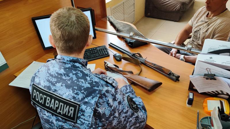 Росгвардейцы напоминают жителям Тамбовской области о возможности добровольной сдачи незаконно хранящегося оружия
