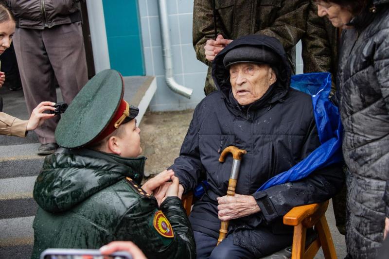 Курсанты Росгвардии поздравили ветеранов ВОВ с 9 мая во дворе дома под Новосибирском