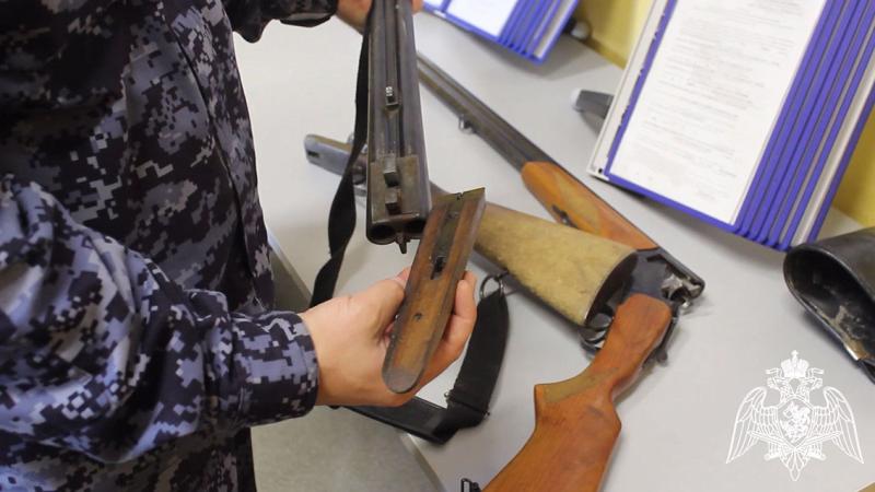 Росгвардейцы приняли от орловцев четыре бесхозных ружья по программе добровольной сдачи незарегистрированного оружия