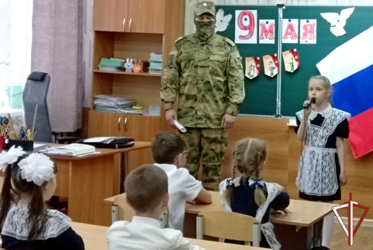 В преддверии Дня Победы росгвардейцы – участники специальной военной операции встретились с курганскими школьниками