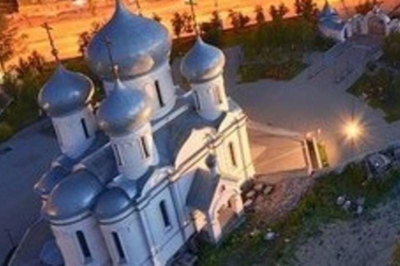 Махал ножом и орал «Аллах Акбар»: мигрант в маске напал на храм в Новосибирске