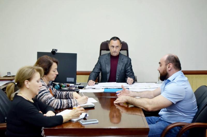 Депутат ЗСК Виктор Тепляков провёл совещание по поддержке нововведений в систему питания школьников