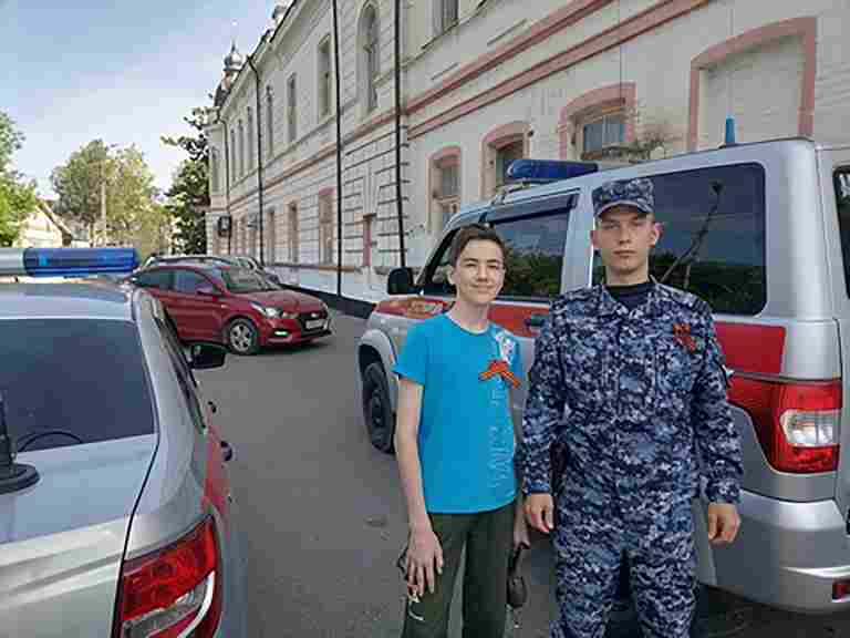 В Зеленокумске росгвардейцы поддержали патриотическую акцию «Георгиевская ленточка»