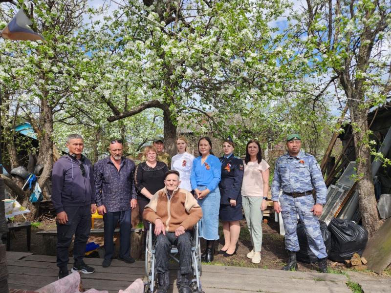 Члены Молодежного совета УФССП России по Республике Алтай поздравили ветерана с Днем Победы
