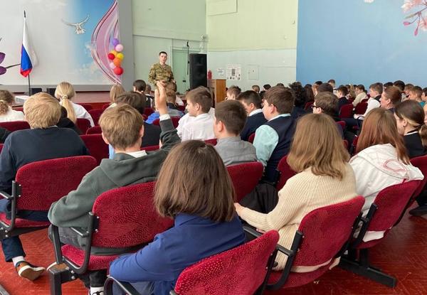В Димитровграде офицер отдельного батальона Росгвардии провел для школьников патриотическое занятие