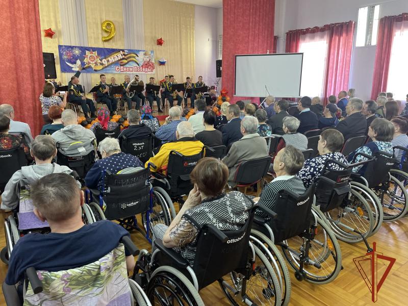 В канун Дня Победы оркестр Росгвардии сыграл «Вальс победы» для пожилых людей в Иркутске